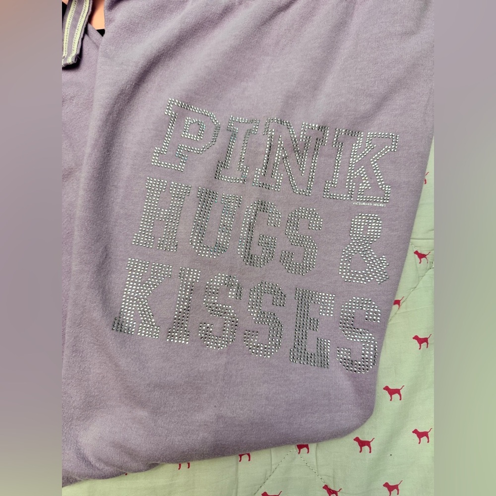 VS PINK VINTAGE Y2K CAMPUS SWEATPANTS PURPLE “HUGS & KISSES” BLING RHINESTONE LG - Picture 4 of 10